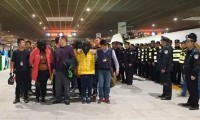 假华为商城诈骗两千万 警方押解骗子用了一节车厢