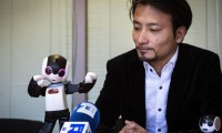 夏普拟下月发售人形智能手机 揭示未来手机模样