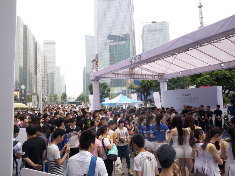 乐视二代手机千城万店现货首销 乐迷风雨无阻掀抢购热潮