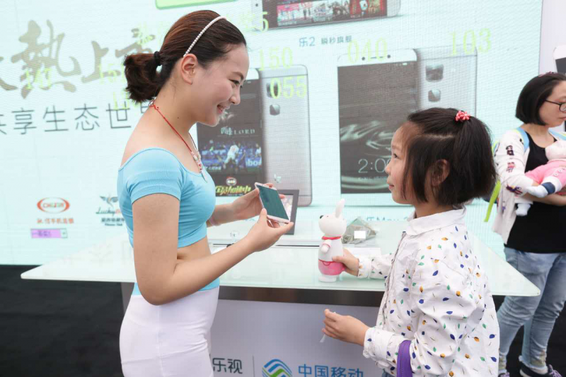 乐视二代手机千城万店现货首销 乐迷风雨无阻掀抢购热潮