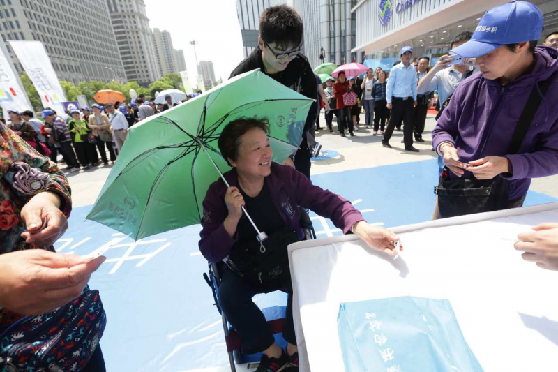 乐视二代手机千城万店现货首销 乐迷风雨无阻掀抢购热潮