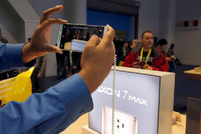 中兴首款3D拍摄手机天机7 MAX首秀CES。