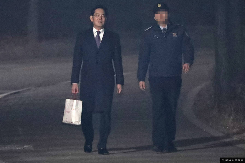 李在镕获释回家步履轻盈