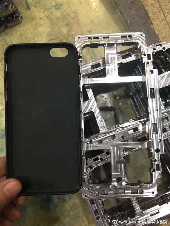 富士康工厂泄露iPhone 8“裸机”：又窄又短
