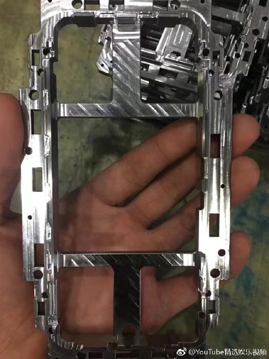 富士康工厂泄露iPhone 8“裸机”：又窄又短