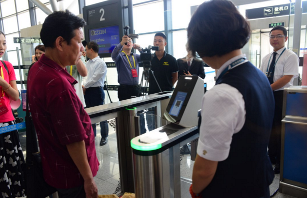 人脸识别技术提高 多国机场“刷脸通关”提高效率