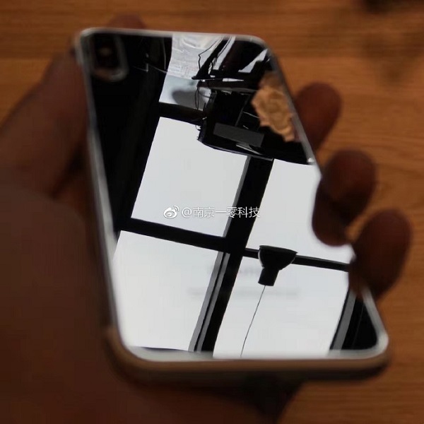 告别“亮黑”烦恼？iPhone 8背壳玻璃让它不容易被刮花
