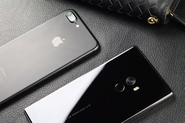 小米MIX2发布会撞车iPhone 8 雷军：纯属巧合
