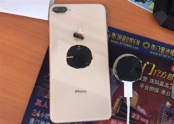 iPhone 8 Plus全球首碎