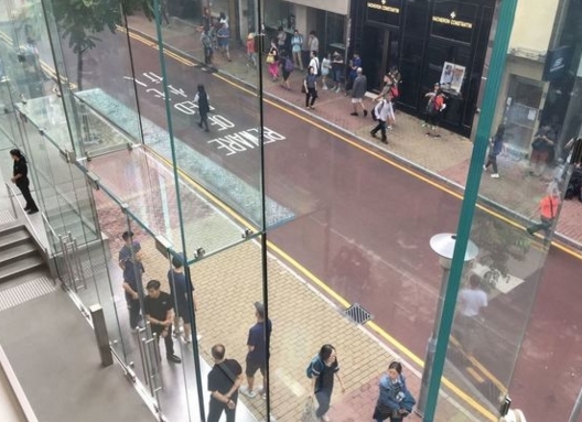 iPhone 8开卖:香港苹果店仅3人排队 黄牛哭惨了