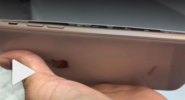 iPhone 8Plus充电中突然爆裂