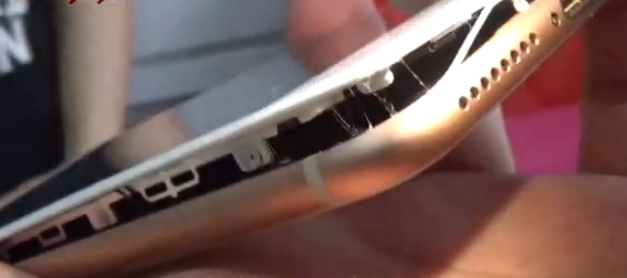 iPhone 8Plus充电中突然爆裂