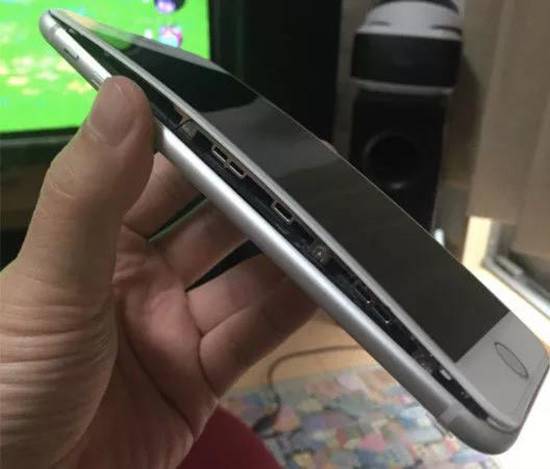 苹果公司正调查全球首例iPhone 8 Plus充电鼓包的问题