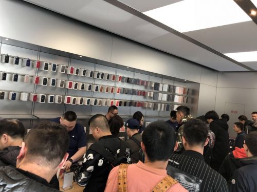 iPhone X今日首发 预约取货现场气氛火爆