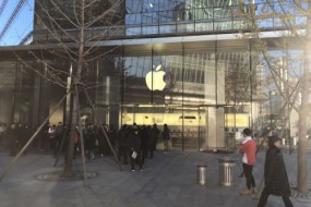 iPhone X今日首发 预约取货现场气氛火爆
