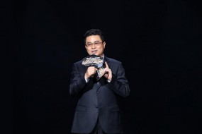 金立集团董事长刘立荣：刘海屏”手机将流行 无线充电是趋势