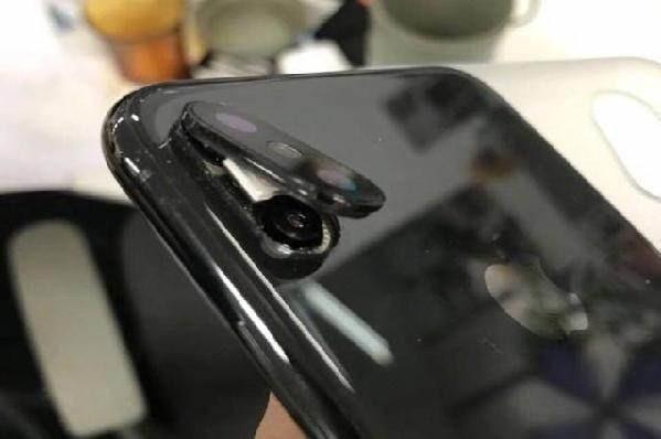 iPhone X摄像头盖翘起 接近万元质量堪忧