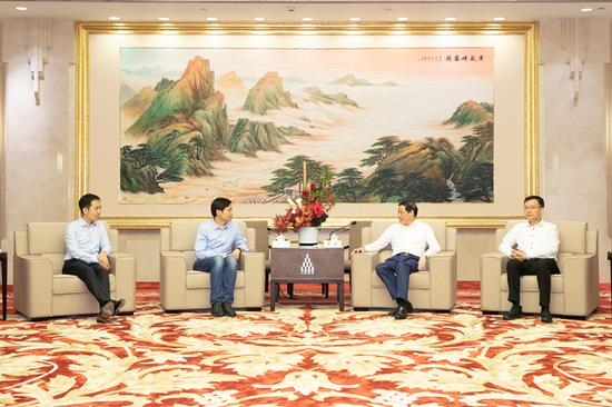上海市政府与小米集团签署战略合作框架协议