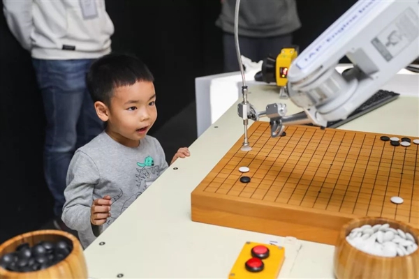 麒麟980助力 华为Mate 20打造AI围棋机械臂：有望与世界冠军对弈
