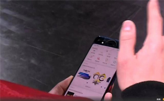 《人生飞驰》剧组开进KPL总决赛  主演尹正手持NEX双屏版现场放大招