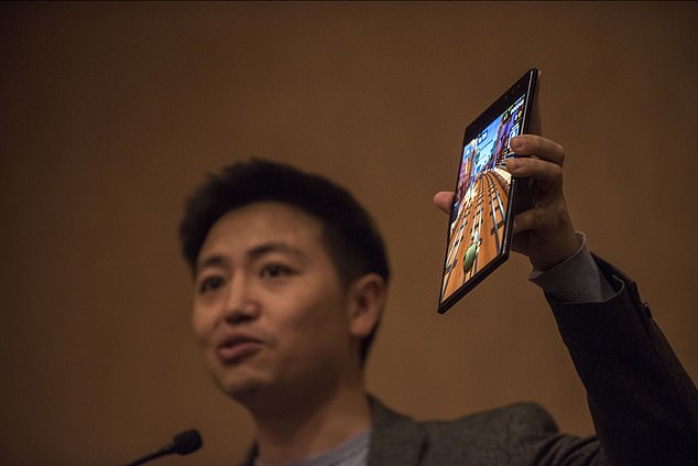 CES 2019：中国厂商柔宇科技展示可折叠手机