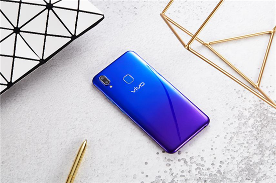 vivo U1真机图赏：灵动水滴屏+科技美学，千元品质典范