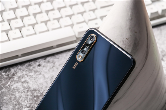 好看与好用可同时兼顾，vivo Y7s琉璃黑新品开售