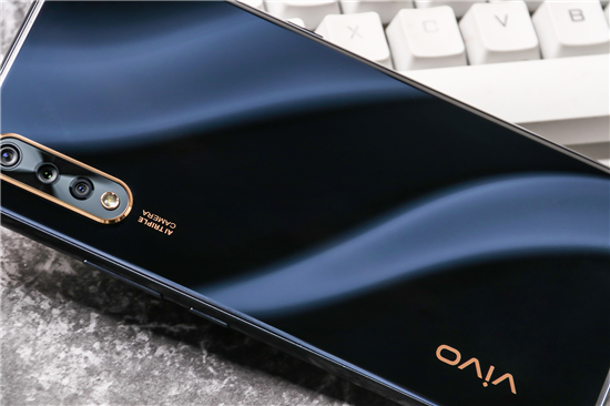 好看与好用可同时兼顾，vivo Y7s琉璃黑新品开售