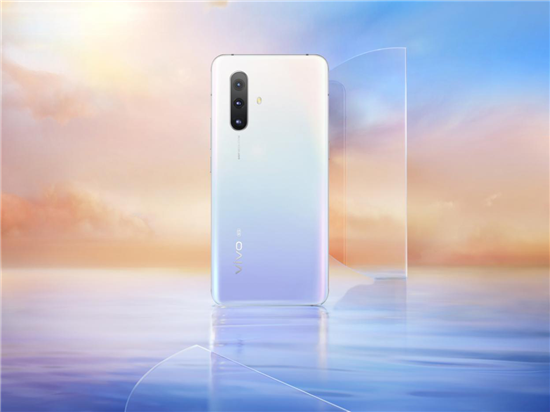 互联网看点：vivo X30新配色虹影美图来袭把雨水洗过的天空锁进手机背壳里